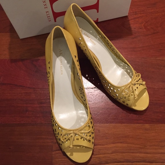 Anne Klein peep toe perforated yellow wedge sandal - Picture 2 of 4